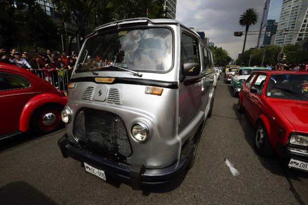 Рекордний ретро парад автомобілів в Мехіко