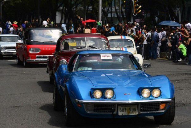 Рекордний ретро парад автомобілів в Мехіко