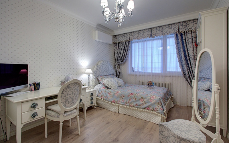 Найкрасивіші кімнати для дівчаток №2.  Красива дитяча кімната з подушками у вигляді сердець і гардинами на вікнах