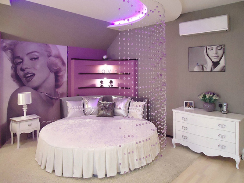 Найкрасивіші кімнати для дівчаток №11.  Кругле ліжко, багато м'яких подушок та постер з улюбленою актрисою - ось справжня кімната для юної мрійниці