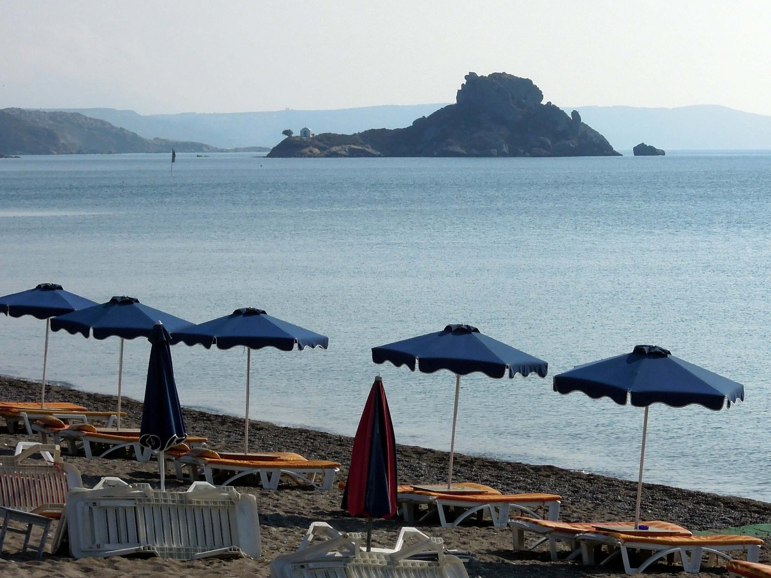 Пляж Agios Stefanos вид на острів Кастрі