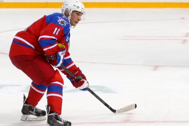 Путін грає у хокей