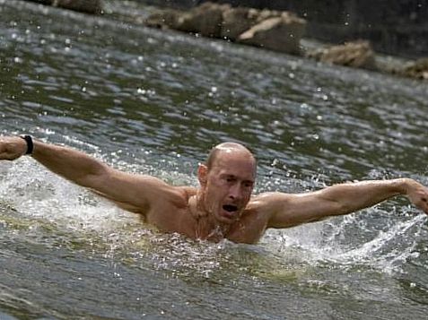Путін плаває в озері