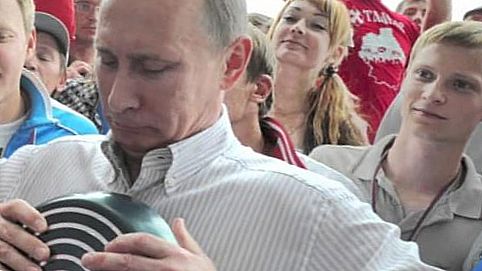 Путін намагається розірвати фрісбі