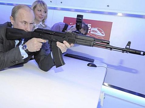 Путін випробовує зброю